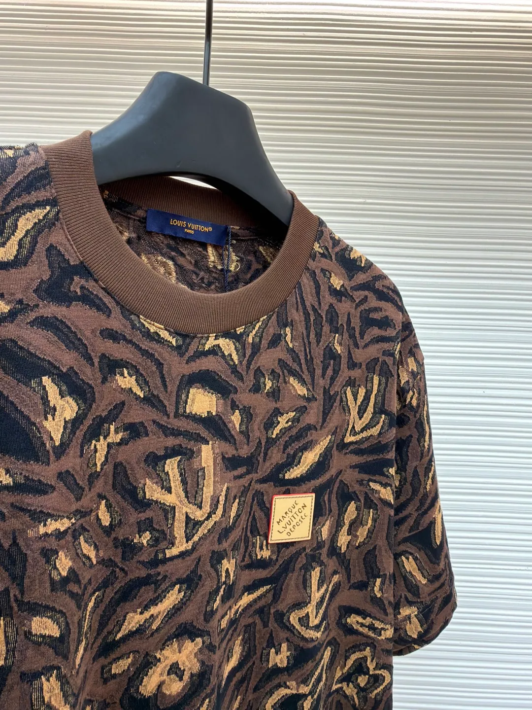 LOUIS VUITTON leopard print jacquard T-shirt ●Original version: 11100 purchased and developed ●Item number: 1682343-A65 ●Fabric: cotton fabric ●Technology: jacquard production ●Color: leopard print ●Version: fitted version ●Weight: about 190 grams ●Size: XS-S-M-L ●Description: The fabric is custom-woven for 40 seconds of combed cotton flying thread jacquard knitted fabric. The jacquard device is made according to the YB finishing point. First, a 28-cylinder flying thread jacquard machine is used to position the full-width jacquard to weave the embryonic fabric. The yarn is tightly spun and dyed in 4 groups of yarns. The finished product is destroyed and the embryo base is cut by machine. Thread, the loss rate is as high as 50%, and the cost of 1000kg base embryo is less than 600kg, so the cost increases sharply. Later, it is washed and shaped with high temperature to ensure that the pattern is positioned the same as YB. The pattern is positioned and cut by hand, the lettering table is customized, and the work is finished with positioning and sewing, and specific three-mark washing. The overall wiring is straight and delicate, the fabric is comfortable and soft, and the color is consistent without color difference. It can be matched with the same style to create a fashionable look and control various occasions. Customized accessories, complete with three standards, same style for men and women!